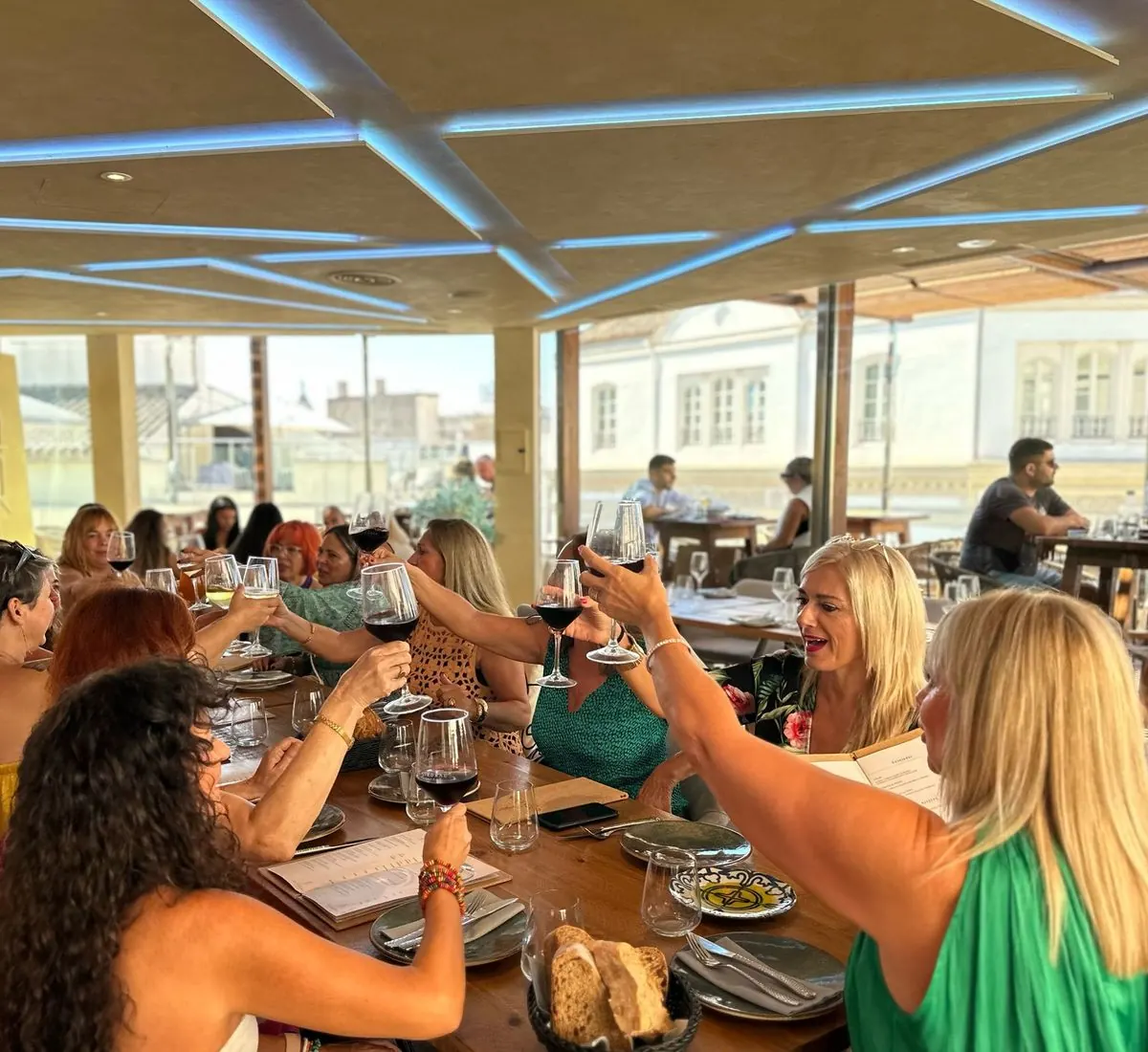 Invitadas brindando con vino en una celebración privada en el salón de Terraza Catedral