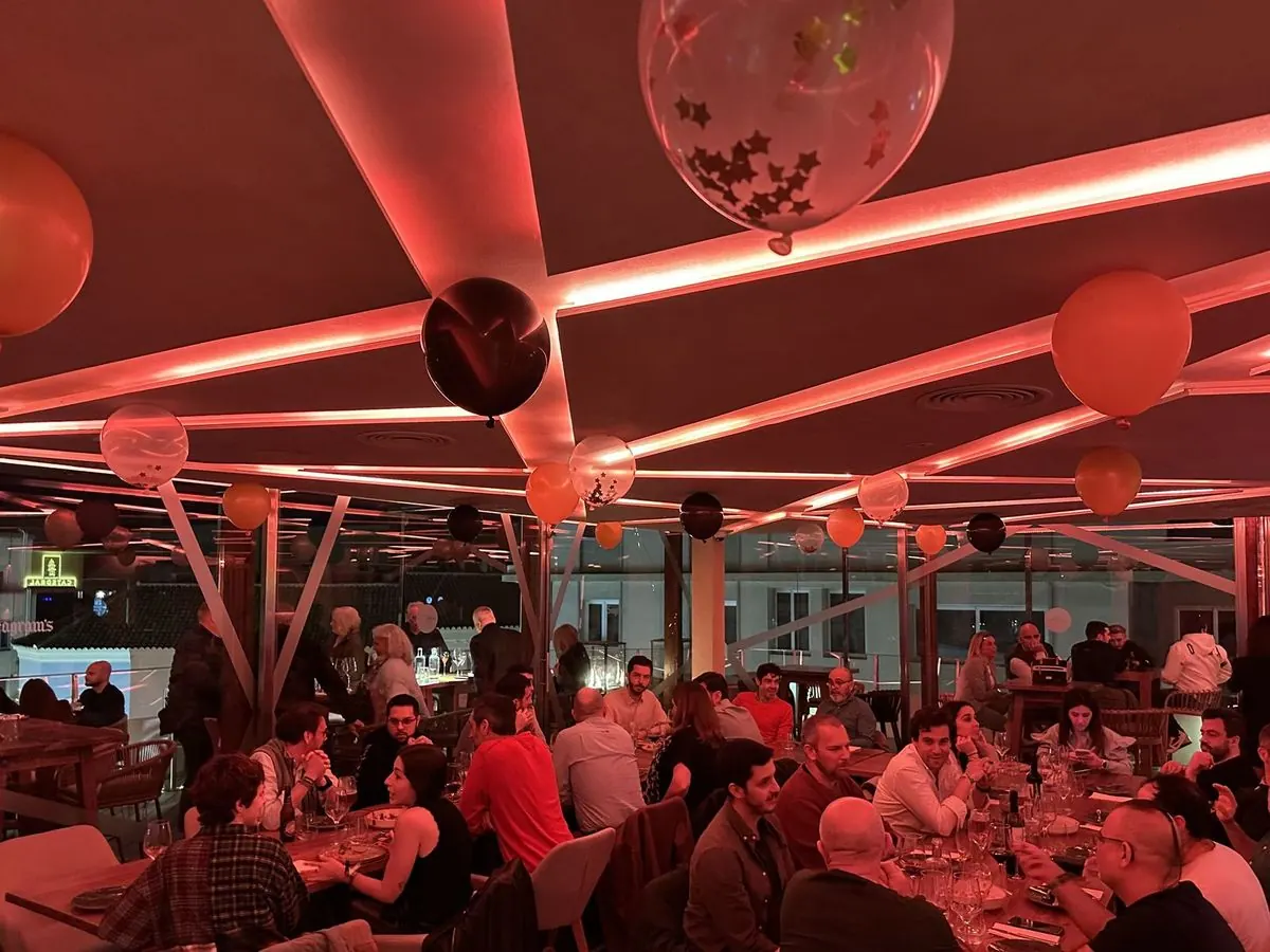 Fiesta privada con globos y luces rojas en el salón de Terraza Catedral