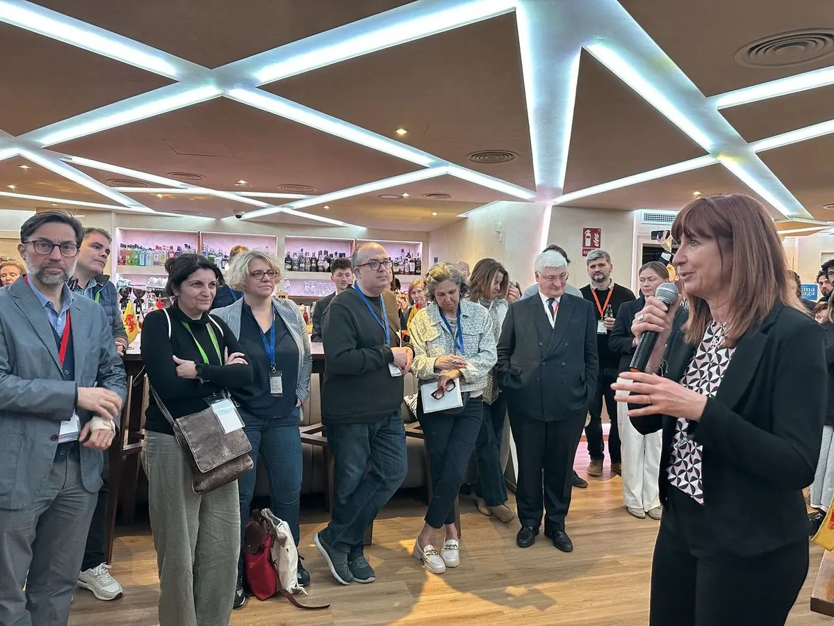 Presentación con micrófono ante los invitados de un evento de empresa