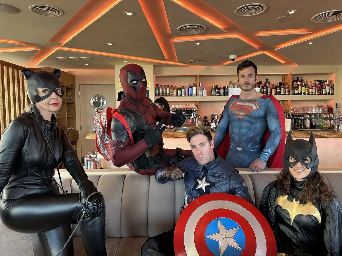 Fiesta temática con invitados disfrazados de superhéroes