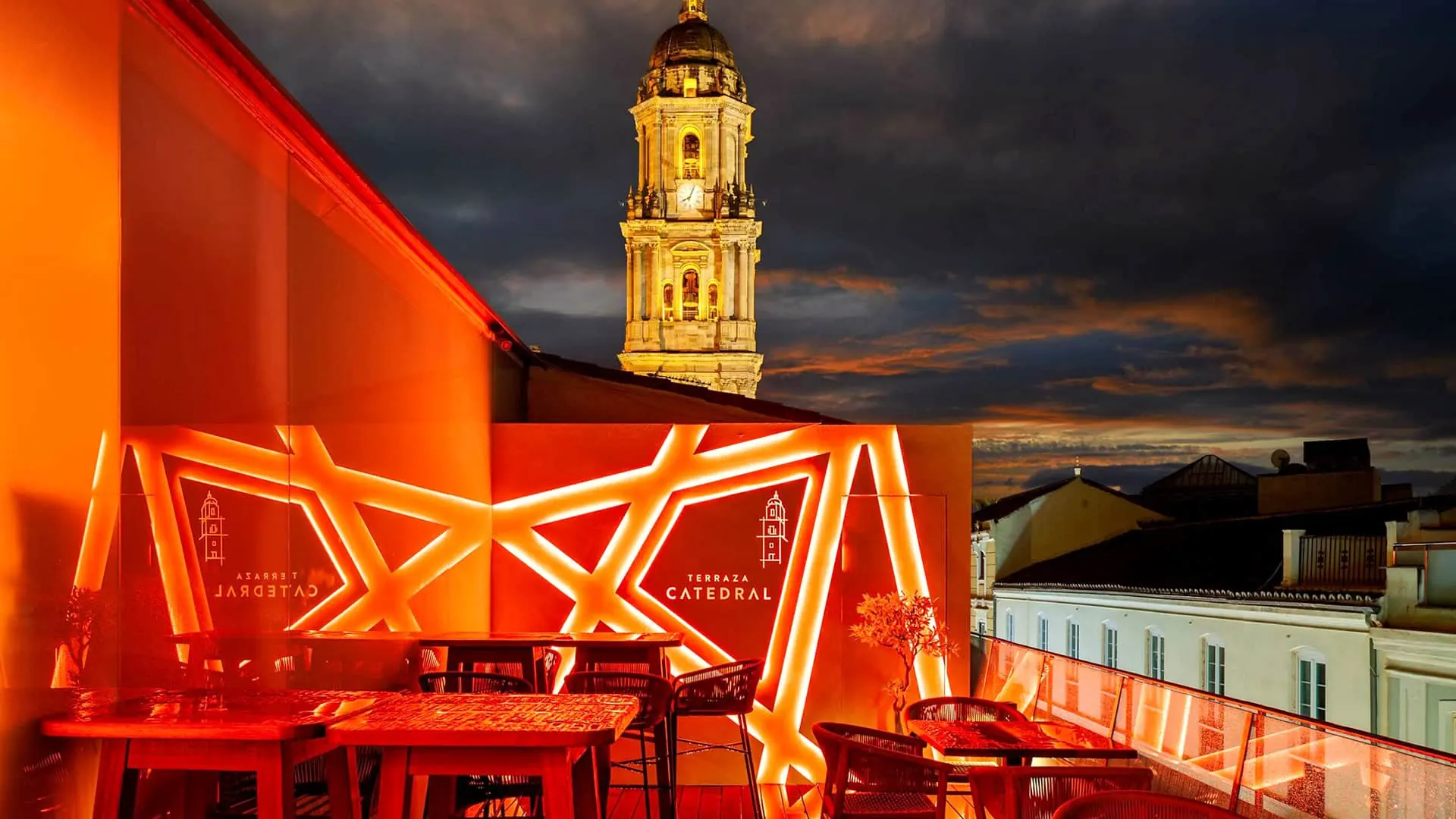 Azotea de Terraza Catedral con la torre de la Catedral de Málaga, preparada para un evento privado