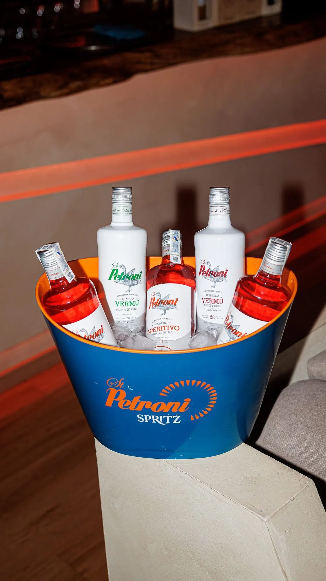 Cubitera de St. Petroni con vermús blanco y rojo y aperitivo en Terraza Catedral